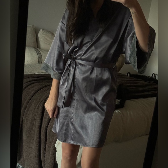 La Vie En Rose Grey Satin Robe Kimono Lace Back - Picture 5 of 5